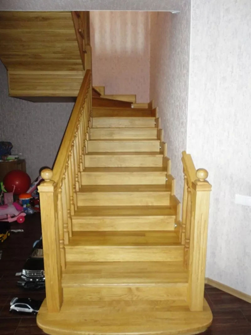 Лестницы из натурального дерева для дома под заказ в Запорожье