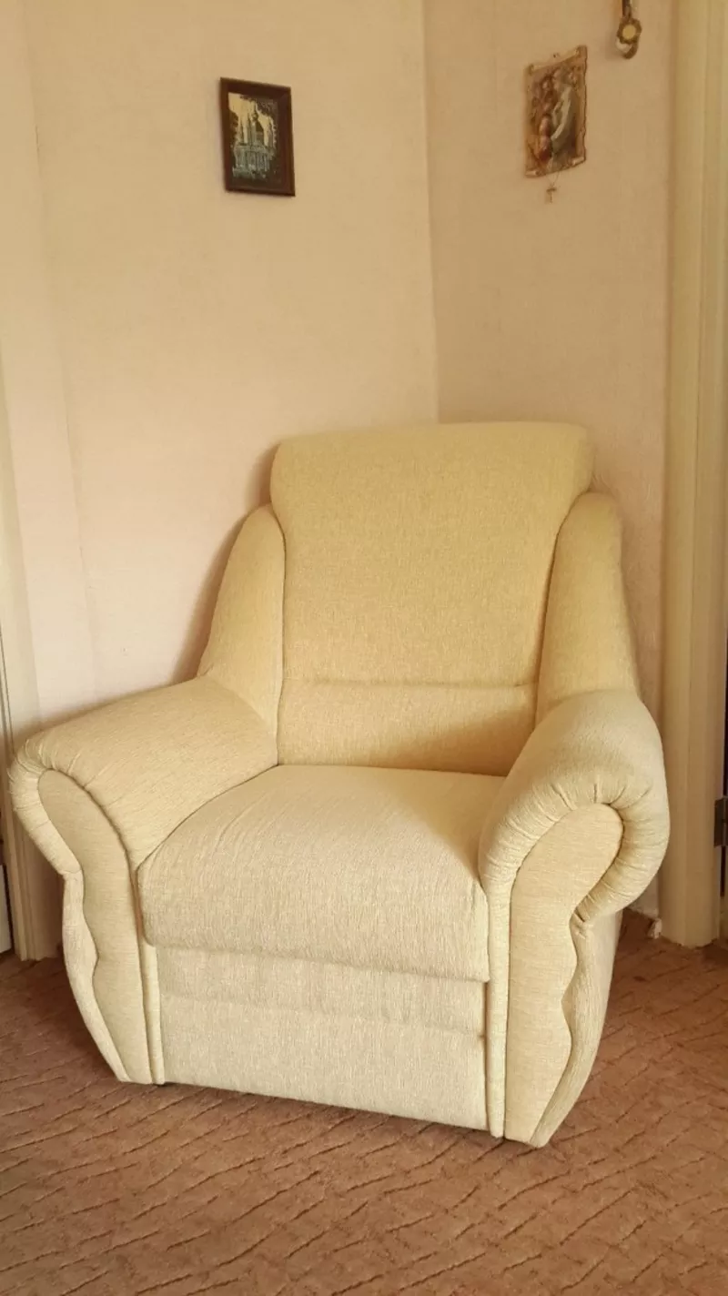 Комплект мягкой мебели из дивана и кресла 2