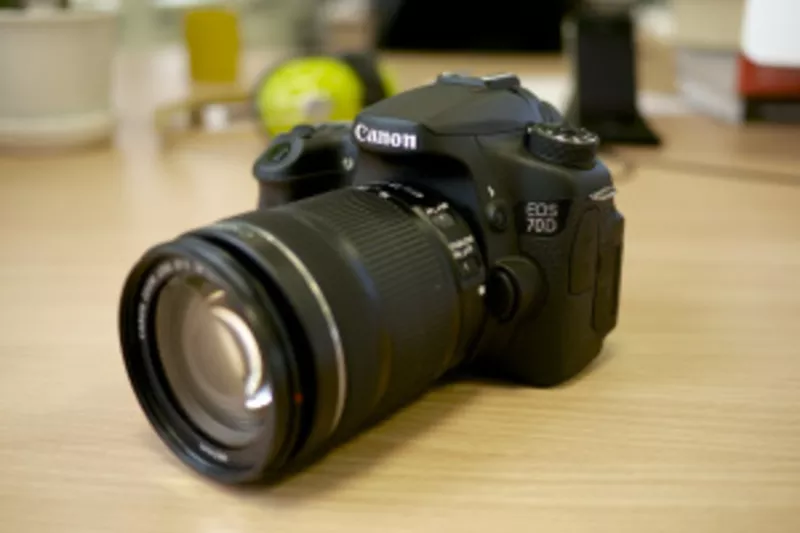 Продам Canon EOS 70D с объективом EF-S 18-200mm f/3.5-5.6 IS