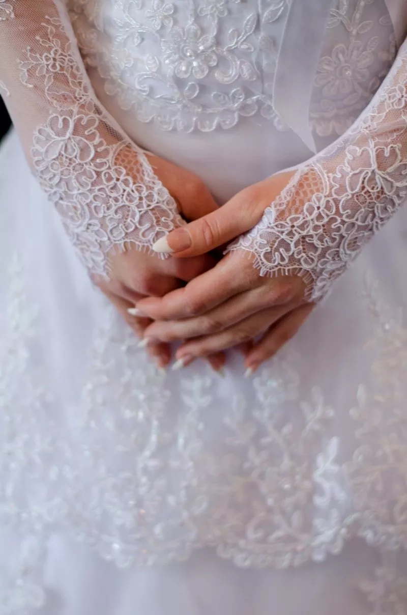 Свадебное платье для нежной невесты с небольшим шлейфом 3