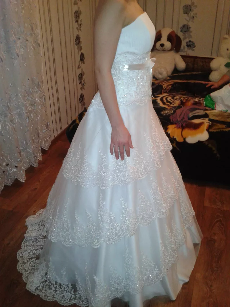 Свадебное платье для нежной невесты с небольшим шлейфом 4