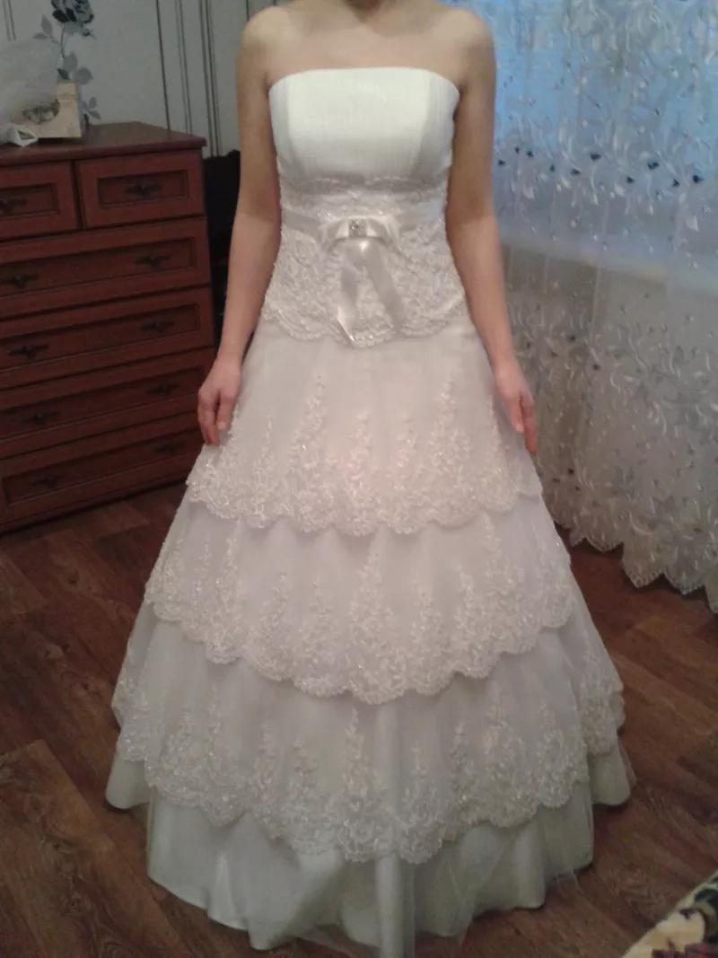 Свадебное платье для нежной невесты с небольшим шлейфом 5