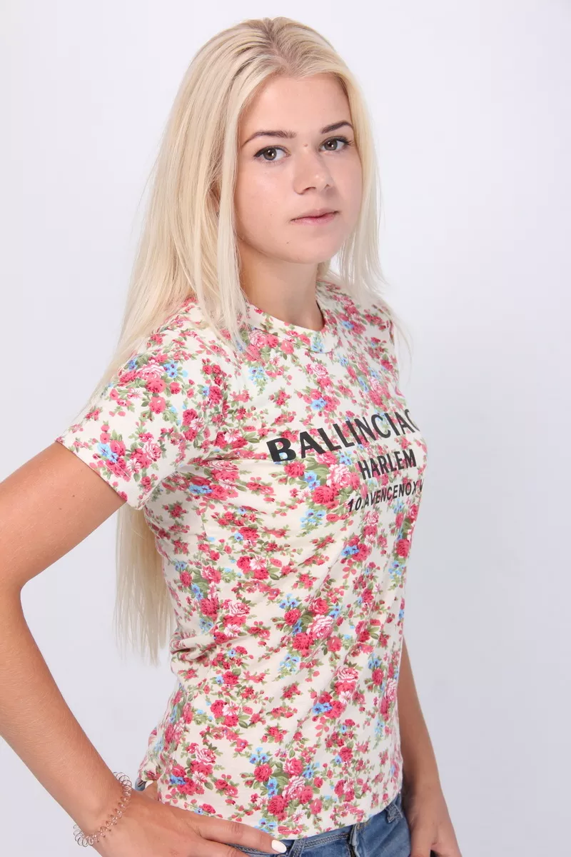 Женская футболка с цветочным принтом.